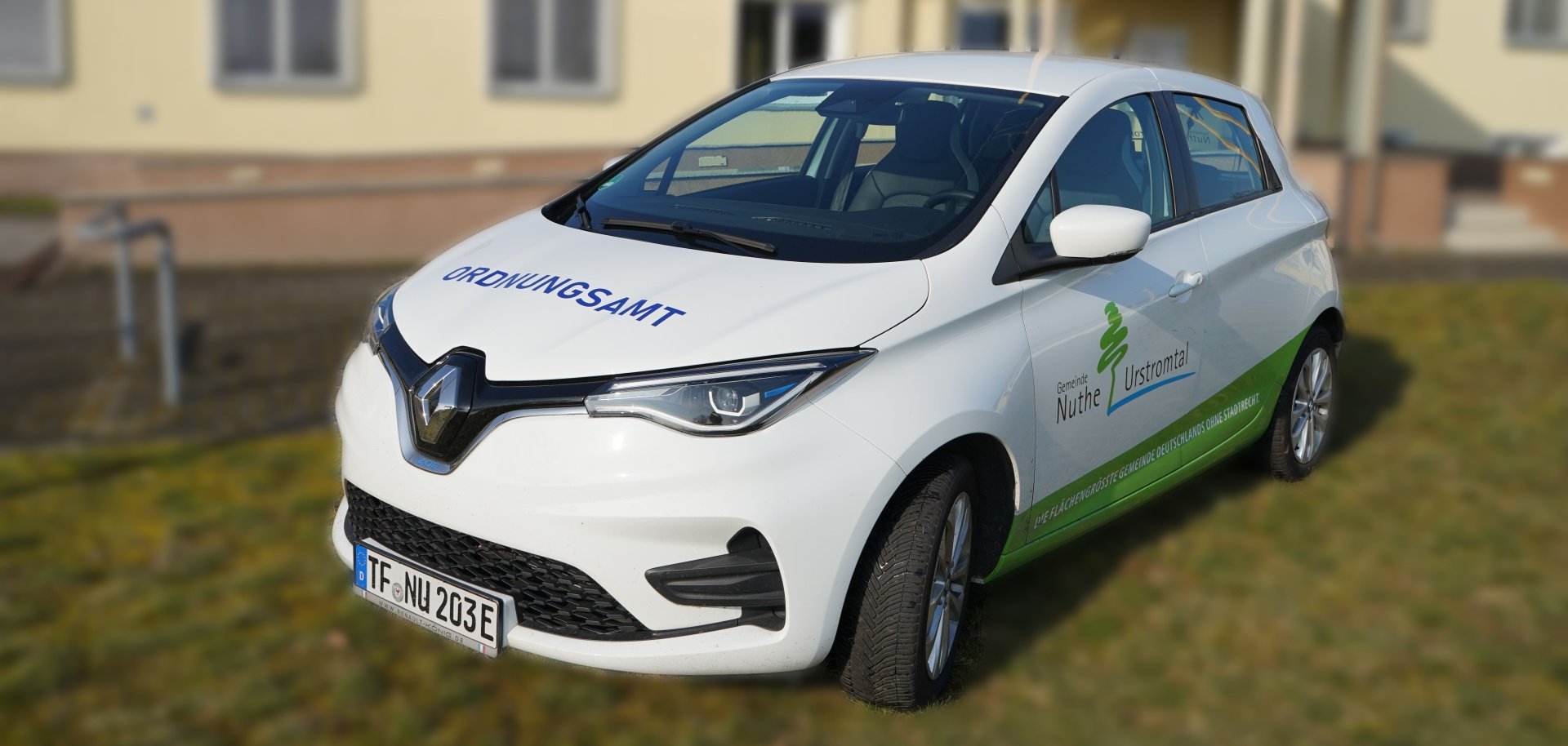 Fahrzeug des Ordnungsamtes vor der Gemeindeverwaltung in Ruhlsdorf